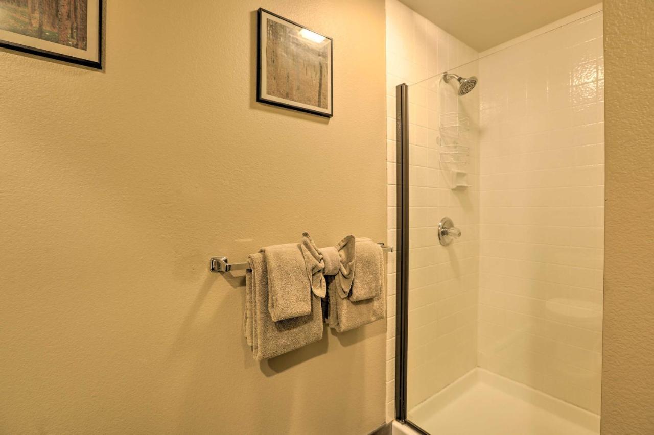 Corner-Unit Condo With Grill Walk To Lake Tahoe! 인크라인 빌리지 외부 사진